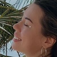Adriana Hughes Nøgen