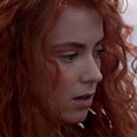 Amy Manson Nøgen