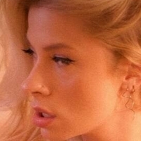 Andie Case Nøgen