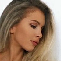 Anneka Madget Nøgen