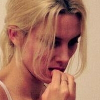 Ellie Rowsell Nøgen