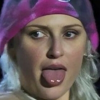 Emily Armstrong Nøgen