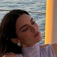 Kendall Braless Nøgen