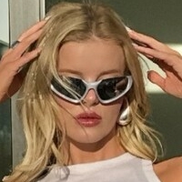 Mckenzie Hewson Nøgen
