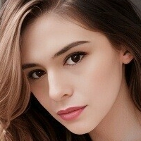 Nicole Maines Nøgen