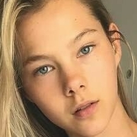 Phoebe Combes Nøgen
